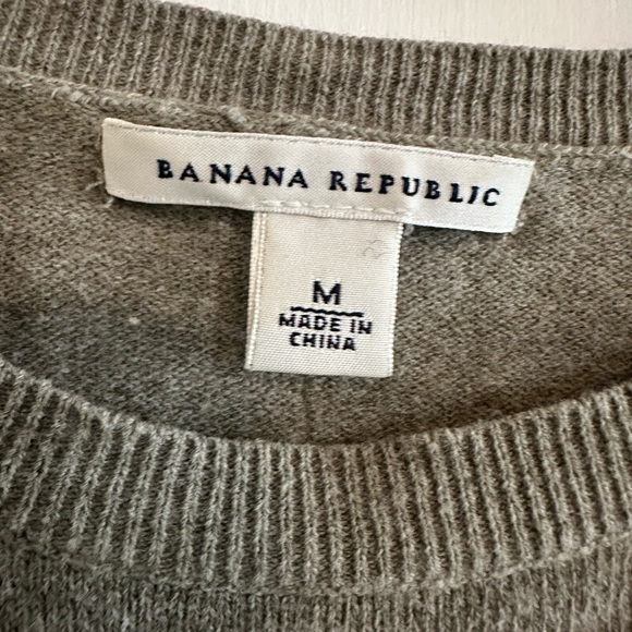 Banana Republic Women’s Sweater-Size Medium - Picture 4 of 5